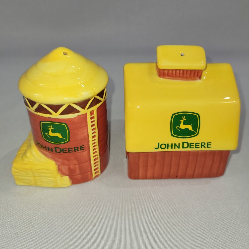 Salt & Pepper Shakers Set John Deer Barn & Grain Silo